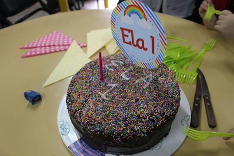 Torta de cumpleaños tricolor con cobertura de chocolate