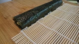 FALSO SUSHI DE BROCOLI Y COLIFLOR FALSO SUSHI DE BROCOLI Y COLIFLOR