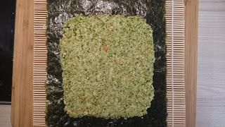 FALSO SUSHI DE BROCOLI Y COLIFLOR FALSO SUSHI DE BROCOLI Y COLIFLOR