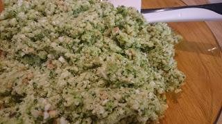 FALSO SUSHI DE BROCOLI Y COLIFLOR FALSO SUSHI DE BROCOLI Y COLIFLOR