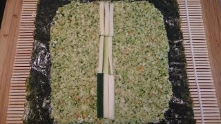 FALSO SUSHI DE BROCOLI Y COLIFLOR FALSO SUSHI DE BROCOLI Y COLIFLOR