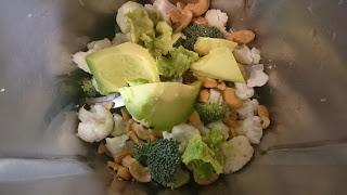 FALSO SUSHI DE BROCOLI Y COLIFLOR FALSO SUSHI DE BROCOLI Y COLIFLOR