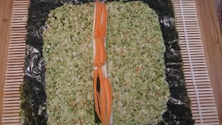 FALSO SUSHI DE BROCOLI Y COLIFLOR FALSO SUSHI DE BROCOLI Y COLIFLOR