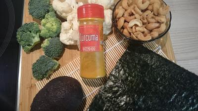 FALSO SUSHI DE BROCOLI Y COLIFLOR FALSO SUSHI DE BROCOLI Y COLIFLOR