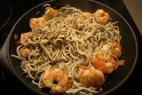 Cazuelita de gulas y gambas