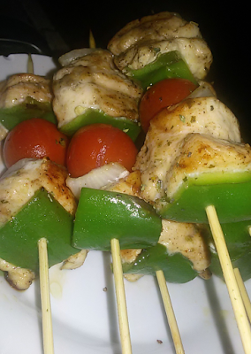 Brochetas de pollo y verduras