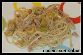 Tallarines salteados con atún Tallarines salteados con atún