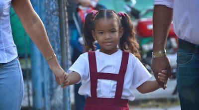 Primer día de clases para una niña cubana Primer día de clases para una niña cubana