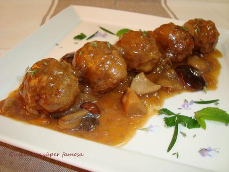 Albóndigas de ternera con setas en salsa de carne