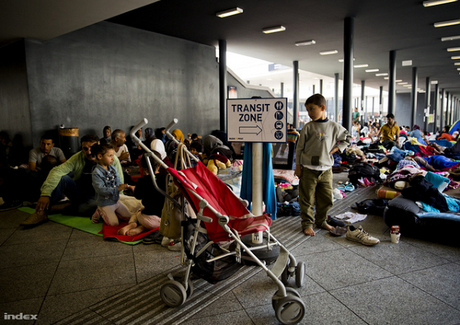 Crisis migratoria: inmediaciones de Keleti colapsadas Crisis migratoria: inmediaciones de Keleti colapsadas