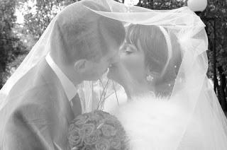 Pareja de novios bajo el velo Pareja de novios bajo el velo
