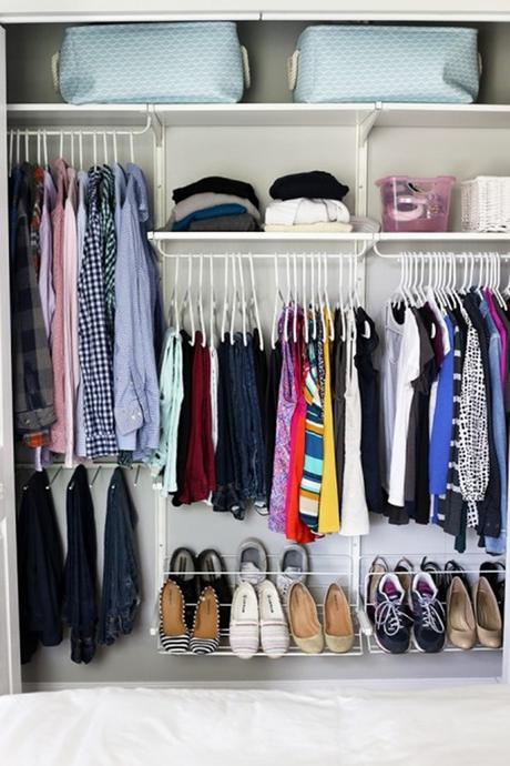 Trucos para organizar tu ropa en el armario para que ocupe lo menos posible