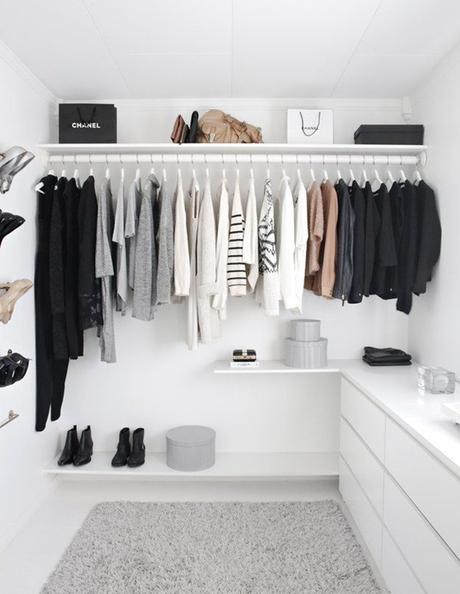 Trucos para organizar tu ropa en el armario para que ocupe lo menos posible