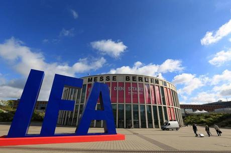 La feria tecnológica IFA abre sus puertas en Berlín La berlinesa IFA, la mayor feria tecnológica del mundo, abrirá este viernes sus puertas batiendo récord de empresas participantes y de presentación novedades, aseguró la organización.