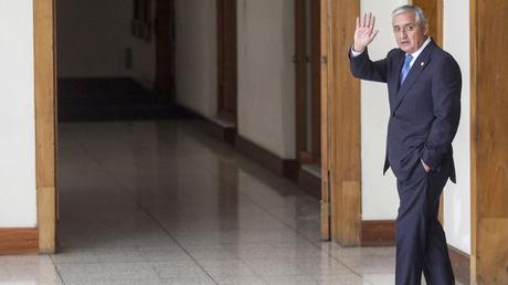 Otto Pérez Molina renuncia tras orden de aprehensión Otto Pérez Molina, reaccionando al término de una conferencia de prensa, en la Ciudad de Guatemala.