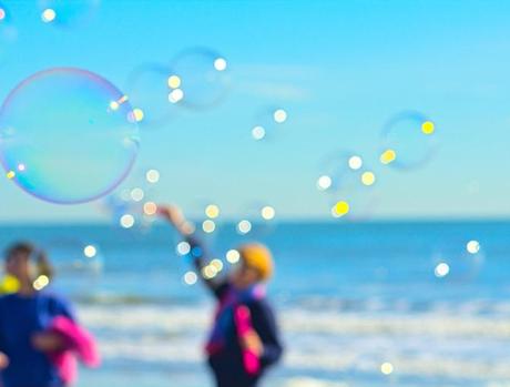 Niños felices en la playa