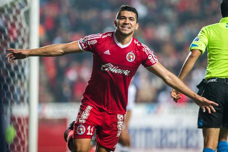 El delantero de Xolos, Henry Martín, podría arrancar este viernes. (Solamentefutbol.com)