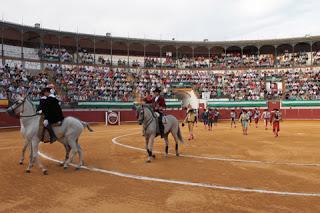 DOBLE SALIDA A HOMBROS GRACIAS A LAS ESPADAS