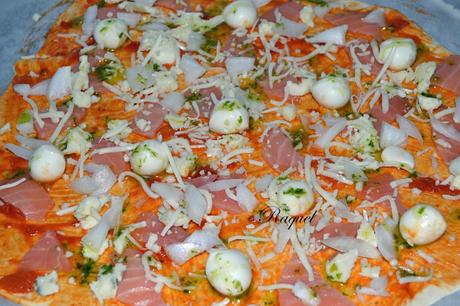 Pizza de Salmon y Cebolla con salsa de ajo y perejil y Perlas de Mozarella