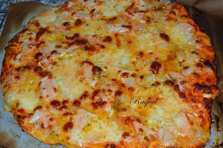 Pizza de Salmon y Cebolla con salsa de ajo y perejil y Perlas de Mozarella