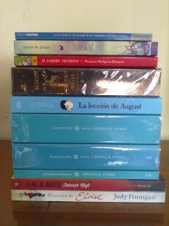 Torre de libros de JULIO y AGOSTO (Bookhaul) Torre de libros de JULIO y AGOSTO (Bookhaul)