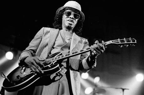 HENDRIX, DIDDLEY, WATSON: PERLAS DEL ROCK NEGRO Al hablar de música negra se piensa inconscientemente en soul, funk, blues, jazz; sin embargo, son abundantes los músicos de tez oscura que hicieron excelente rock con personalidad y genio, como Jimi Hend... HENDRIX, DIDDLEY, WATSON: PERLAS DEL ROCK NEGRO Al hablar de música negra se piensa inconscientemente en soul, funk, blues, jazz; sin embargo, son abundantes los músicos de tez oscura que hicieron excelente rock con personalidad y genio, como Jimi Hend...