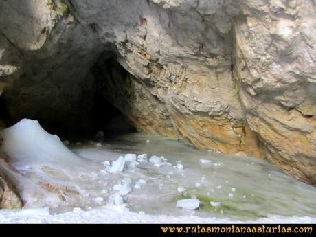 Interior de la cueva de Hielo