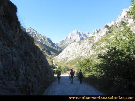 Ruta Peña Castil y Cueva del Hielo: Saliendo por la pista de los Invernales