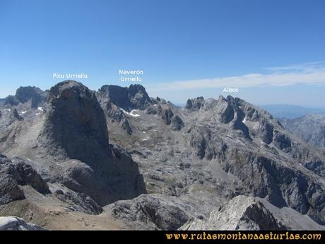 Ruta Peña Castil y Cueva del Hielo: Vista desde Peña Castil del Pico Urriellu