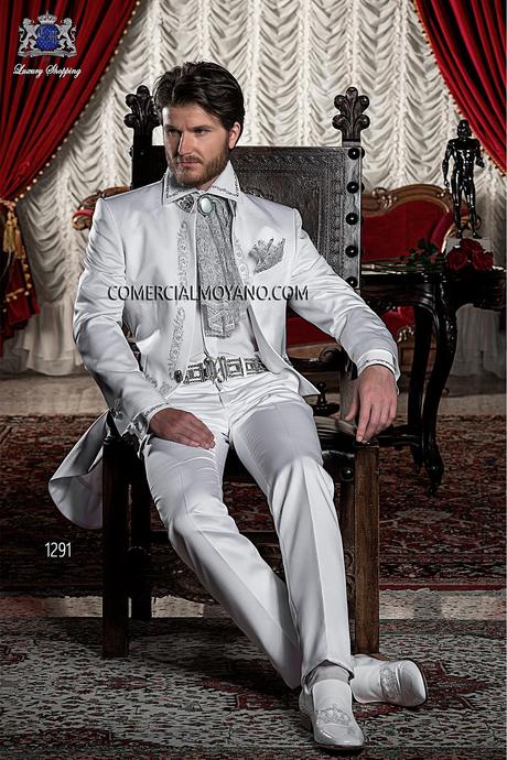 Traje de novio frac blanco en tejido raso con bordado drako en plata y con cuello de pedrería, modelo 1291 Ottavio Nuccio Gala colección Barroco 2015.