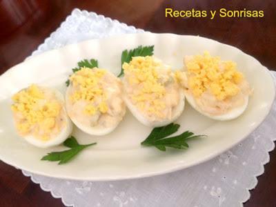 HUEVOS RELLENOS DE ATÚN, ACEITUNAS Y MANZANA