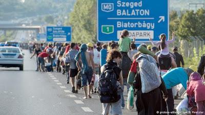 Refugiados siguen llegando por cientos a Hungría