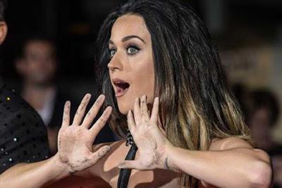 Katy Perry deja sus huellas en Hollywood