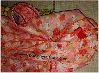 cintas cosidas en la costura para insertar la cuerda. www.patronycostura.com