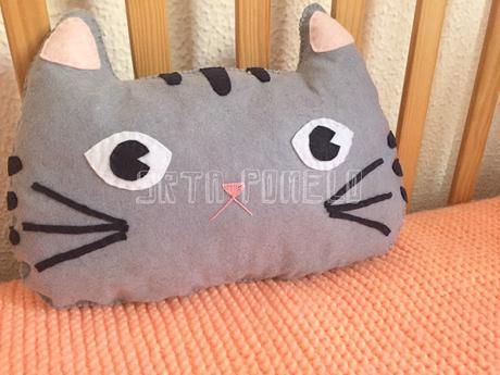 DIY: cojín gato de fieltro. DIY: cojín gato de fieltro.