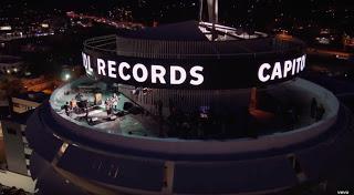 Best Coast interpretan 'California Nights' en lo alto de la torre de Capitol Records Best Coast interpretan 'California Nights' en lo alto de la torre de Capitol Records