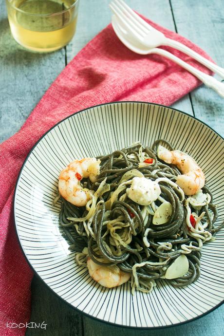 Espagueti negros con gulas y gambas Espagueti negros con gulas y gambas