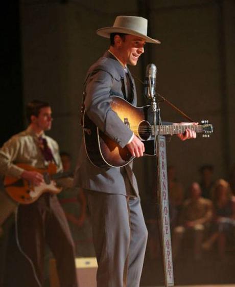 #TomHiddleston canta en el primer trailer de #ISawTheLight