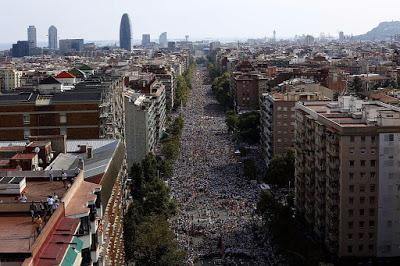¡Bienvenidos, refugiados! Y millón y medio de catalanes reclaman la independencia.