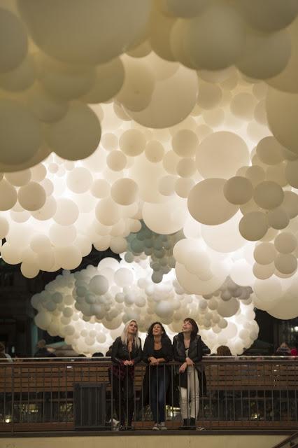 Los 100.000 globos gigantes de Charles Pétillon