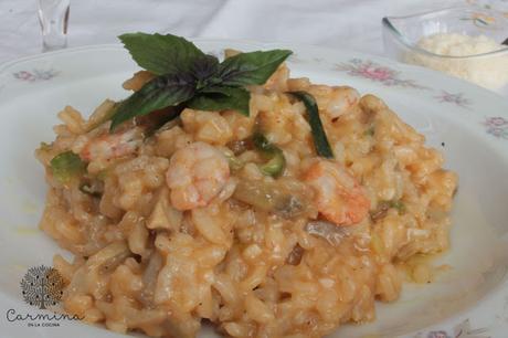 RISOTTO DE GAMBAS, ALCACHOFAS, CALABACÍN Y SETAS, CON AOVE RISOTTO DE GAMBAS, ALCACHOFAS, CALABACÍN Y SETAS, CON AOVE