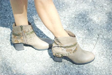 Vestido blanco con botines Vestido blanco con botines