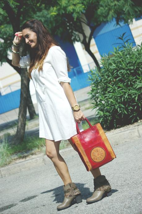 Vestido blanco con botines Vestido blanco con botines