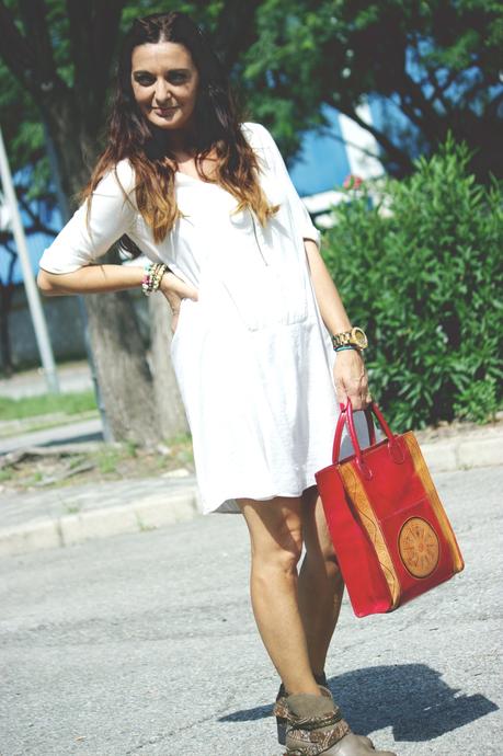 Vestido blanco con botines Vestido blanco con botines