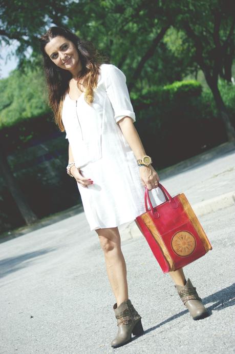 Vestido blanco con botines Vestido blanco con botines