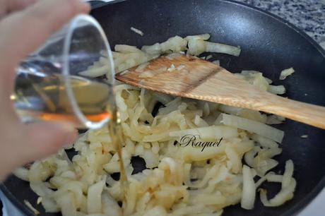 Chuletas sobre cama de Cebolla y Guarnición de Patatas Chuletas sobre cama de Cebolla y Guarnición de Patatas