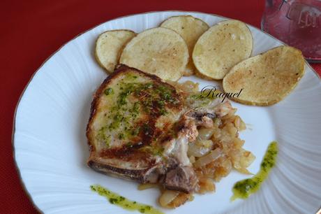 Chuletas sobre cama de Cebolla y Guarnición de Patatas Chuletas sobre cama de Cebolla y Guarnición de Patatas