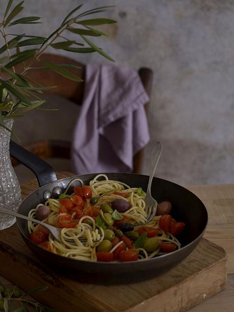 SPAGHETTI ALLA PUTANESCA SPAGHETTI ALLA PUTANESCA