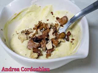 cultura gastronómica: brochetas pollo pera salsa queso, mostaza nueces. cocina 