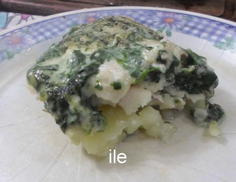 Pescado, papas y salsa de espinaca Pescado, papas y salsa de espinaca